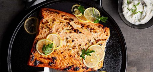 غذا با ماهی سالمون - سالمون تنوری با لیمو و سبزیجات معطر
